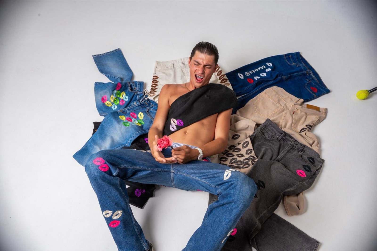 Campagne Made With Peace — jeans brodés bisous